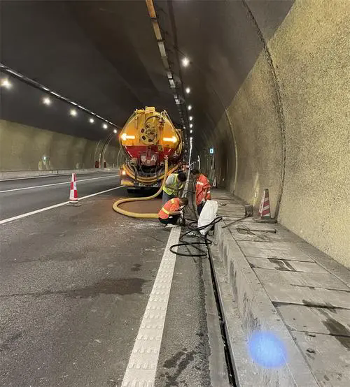 琼中隧道排水渠清淤